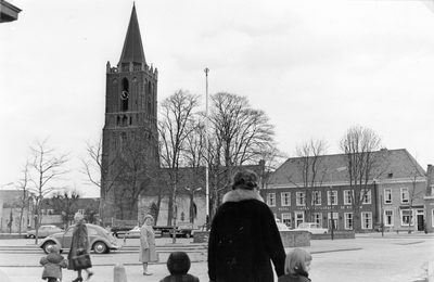 839845 Gezicht op het Plein te Houten, met de N.H. kerk (Lobbendijk1) en rechts het hotel-café-restaurant De Roskam ...